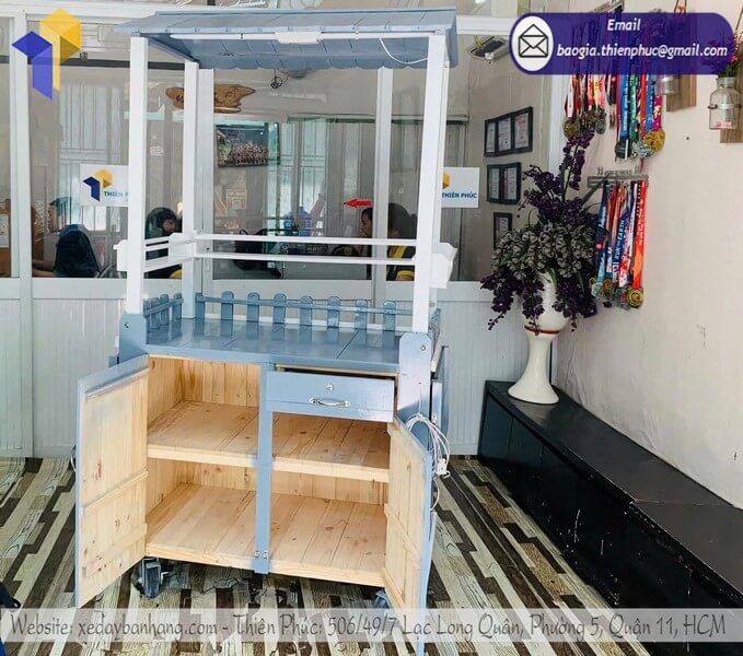 Xưởng sản xuất quầy gỗ bán trà sữa đẩy lưu động vỉa hè tùy chỉnh logo kích thước theo yêu cầu