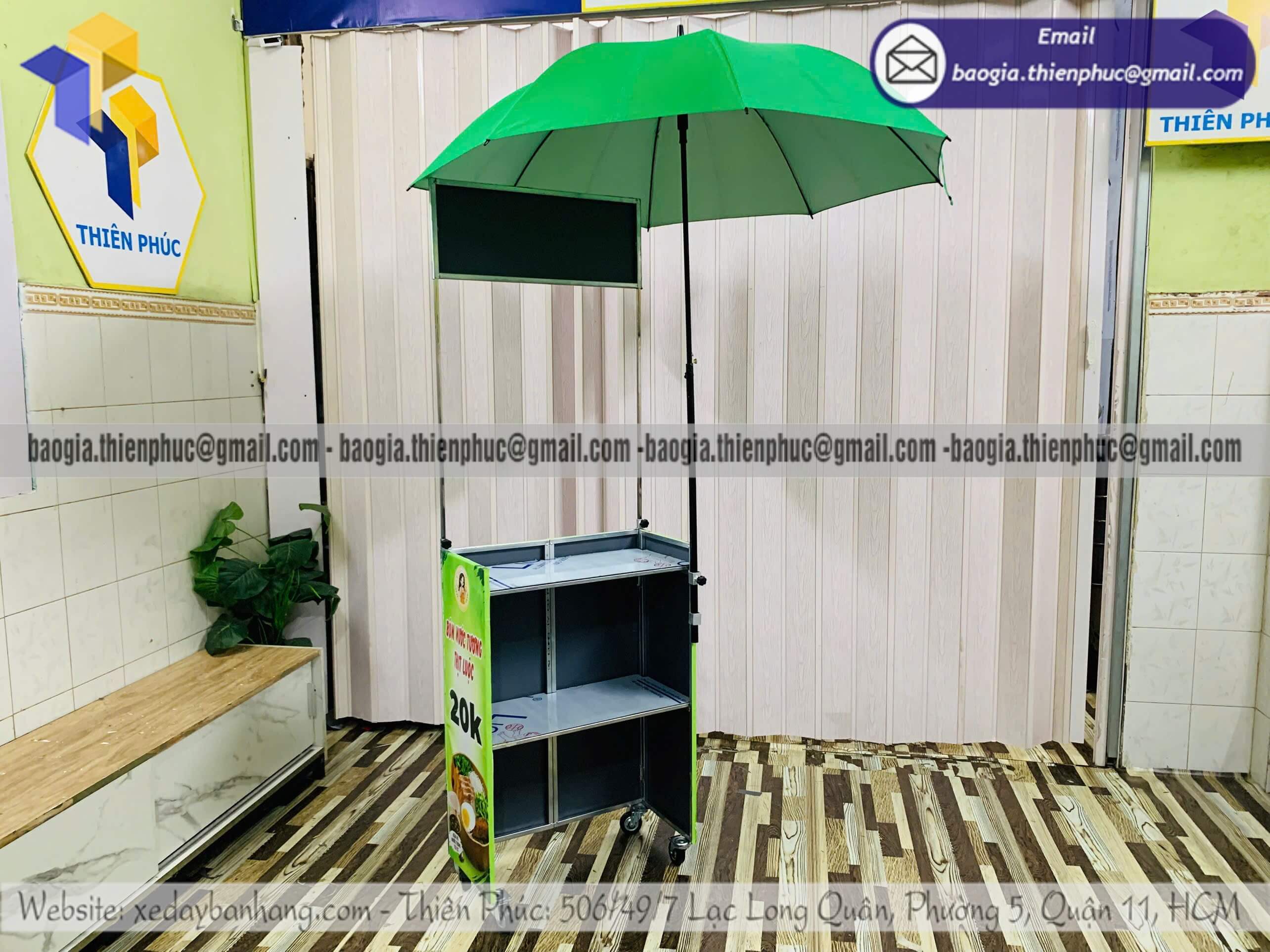 Đặt xe bán bún nước tương mini xếp gọn thêm dù che gia công chuẩn bán sự kiện hội chợ