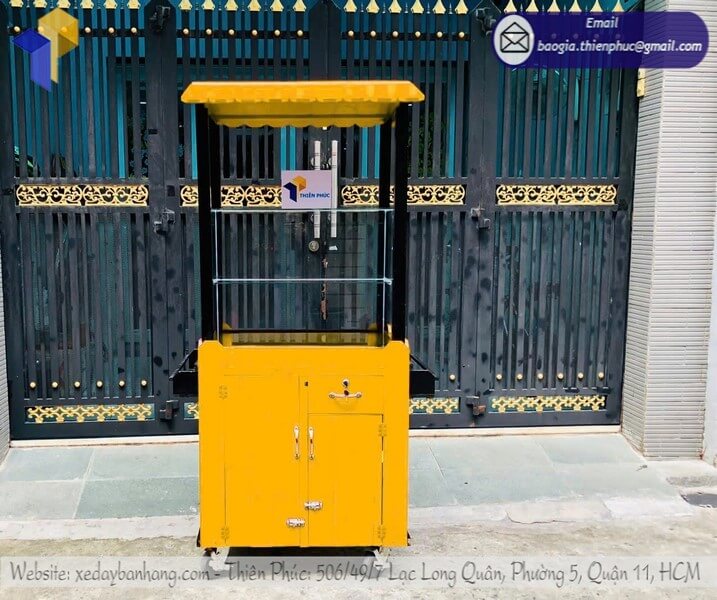 Mẫu quầy gỗ bán chè đẩy lưu động trên vỉa hè đẹp ngăn kệ bánh xe đơn giản