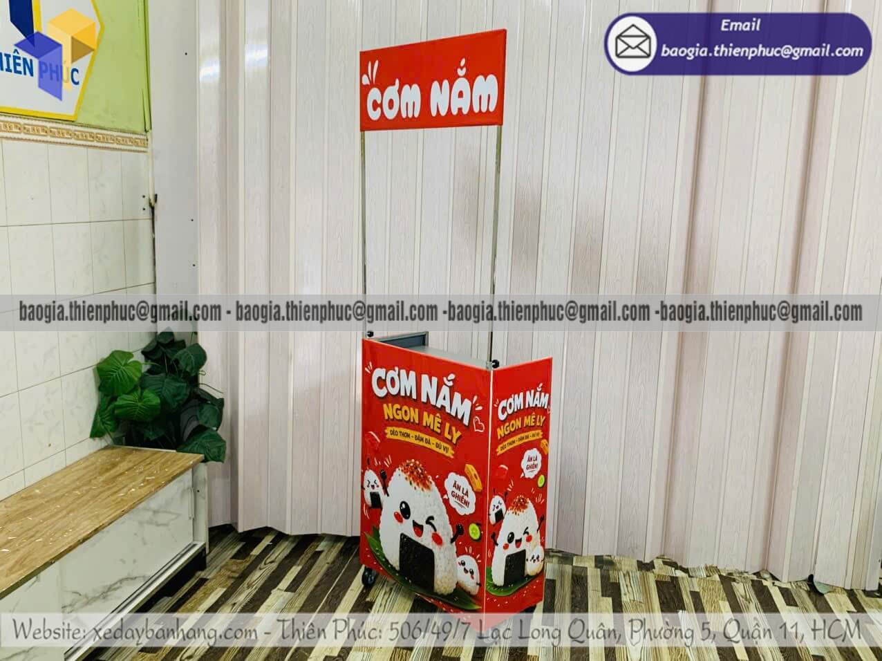 Quầy xếp bán cơm nắm mini hàng rong giá rẻ trưng bày bắt mắt