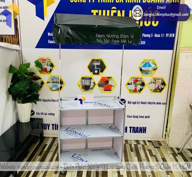 Xe bún nem nướng vỉa hè