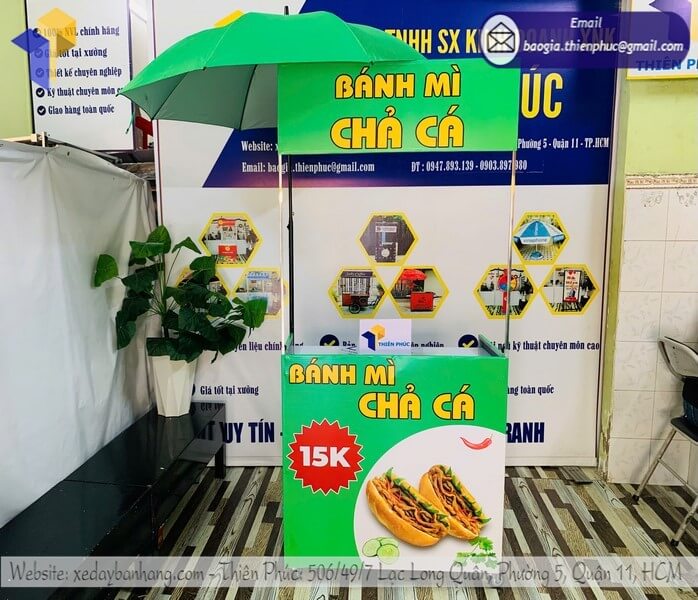 xe bánh mì kèm ô dù che