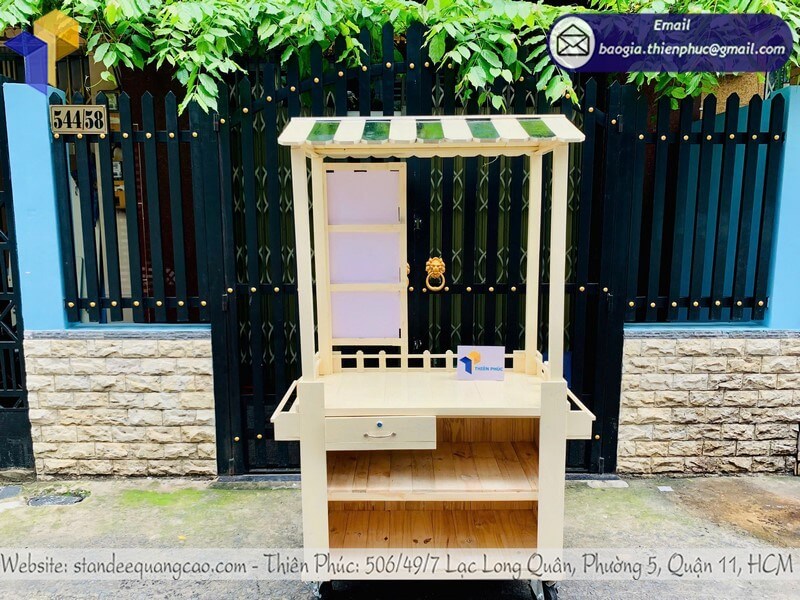 xe gỗ bán bánh tráng vỉa hè TPHCM