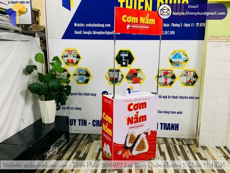 Xưởng làm mẫu quầy bán cơm nắm gấp gọn giá rẻ in logo tại xưởng